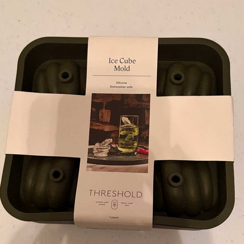 Ice cube mold snakes